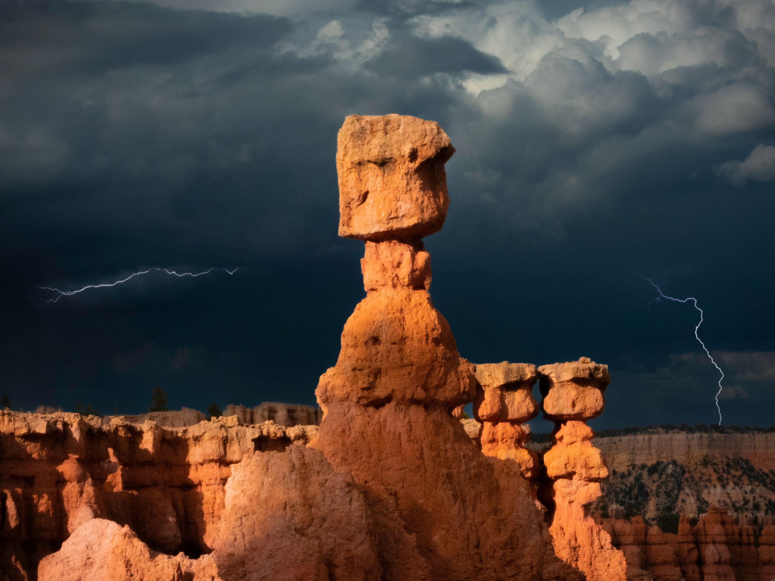 Thor's Hammer hoodoo formation on the Navajo Loop trail in Bryce Canyon